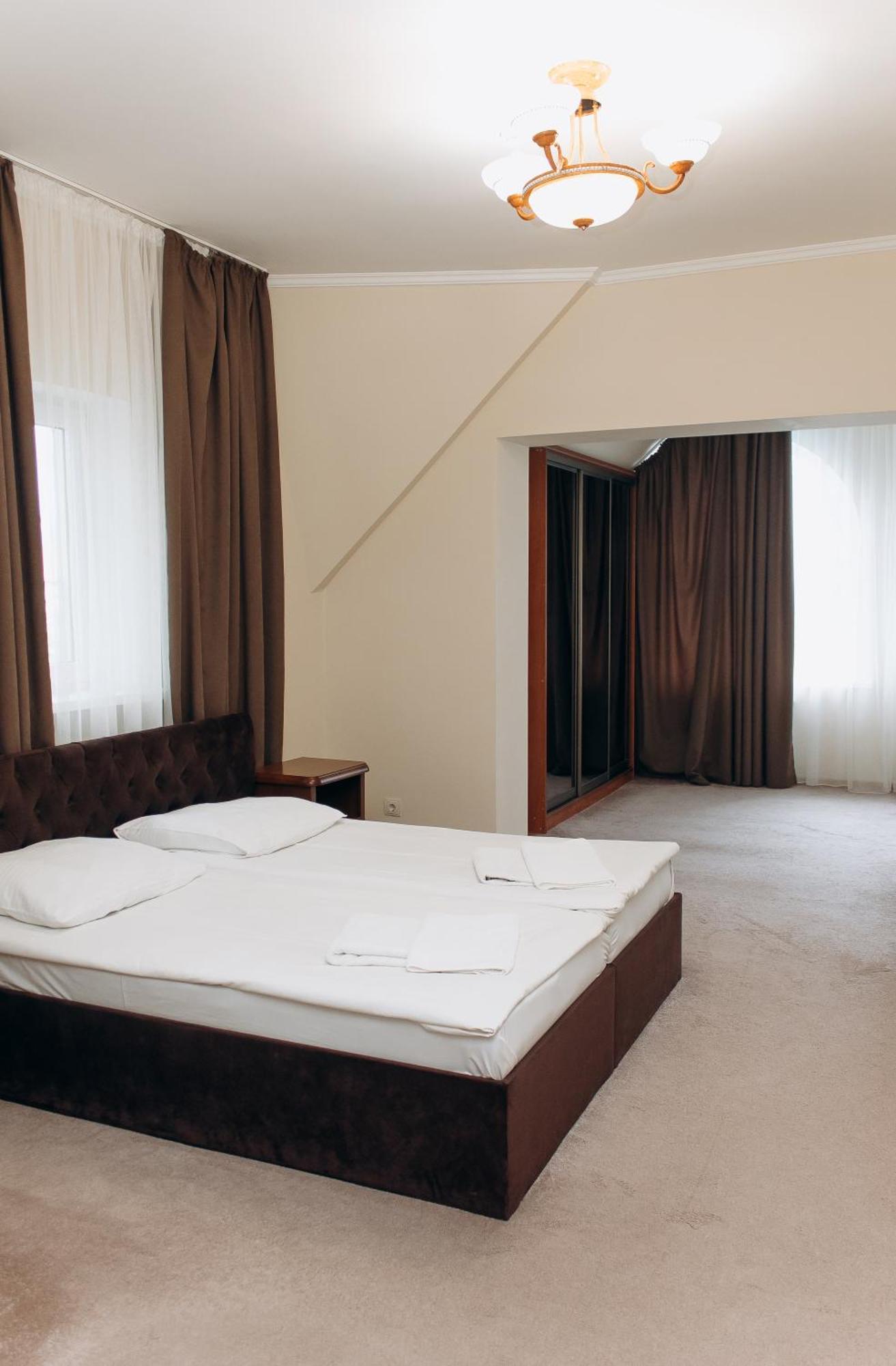 Eduard Hotel อุชโฮรอด ภายนอก รูปภาพ