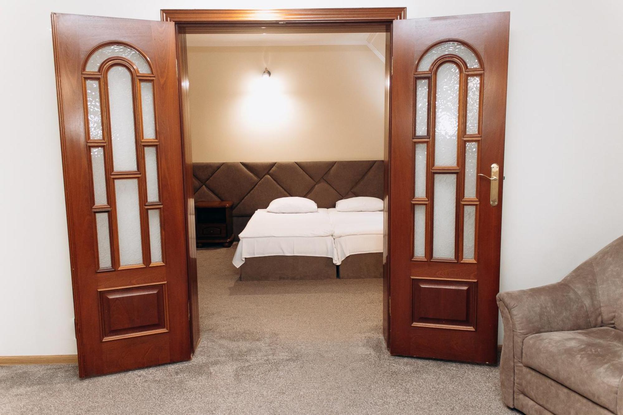 Eduard Hotel อุชโฮรอด ภายนอก รูปภาพ