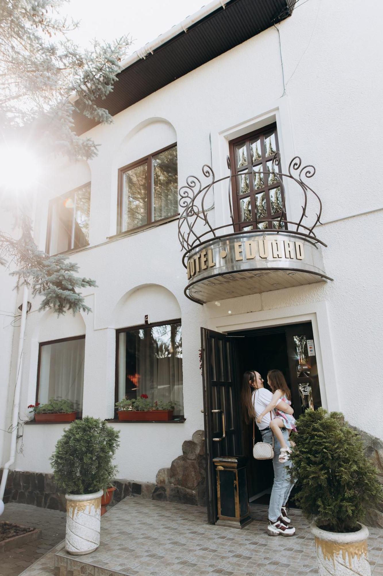 Eduard Hotel อุชโฮรอด ภายนอก รูปภาพ